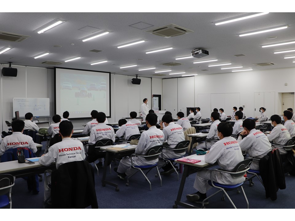 【発表会】自動車研究開発科3年生の卒業研究発表