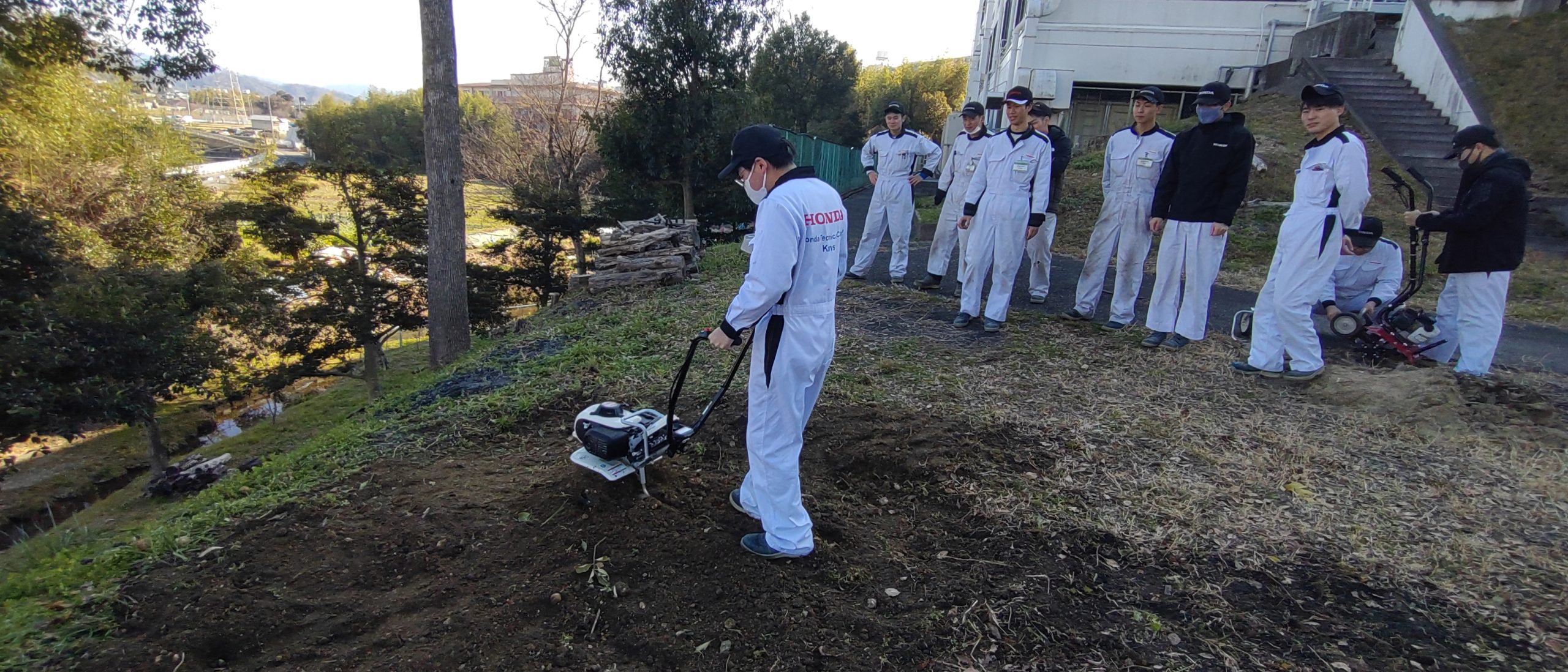 【こんな授業もあるよ！】学園にある畑で耕運機を使った授業!(^^)!