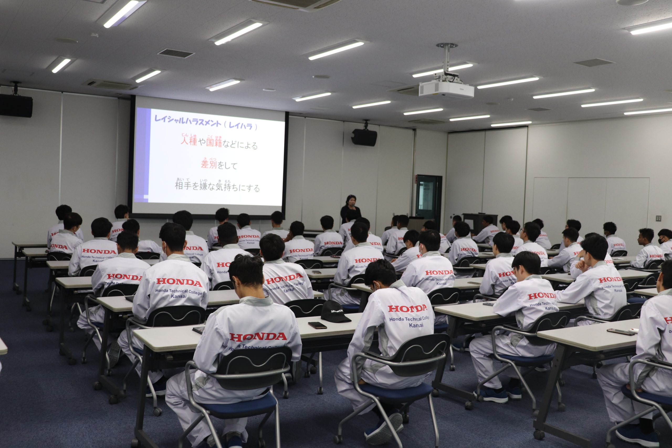 【自動車整備留学生科 1年生対象】ハラスメント講習の実施